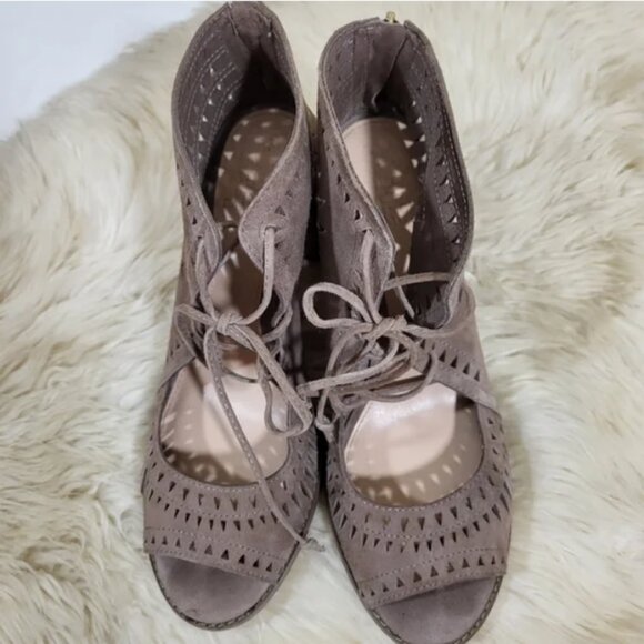 ❤️ Vince Camuto Tarita Suede Cut Out Suede Lace Up Peep Toe Booties - Picture 4 of 10